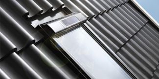 Solar motor upgrade kit for manual centre-pivot VELUX roof windows (KSX 100K or KSX 100)